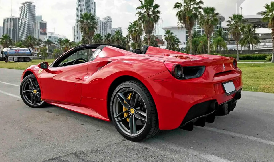 Ferrari 488 Spider — детали внешнего вида или интерьера
