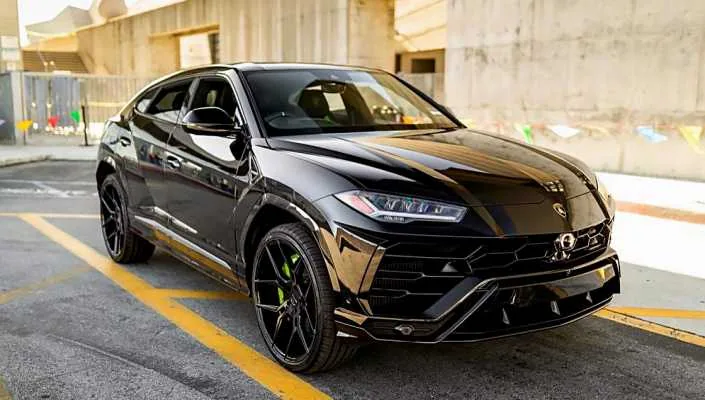 Lamborghini URUS Black — Miami car rental