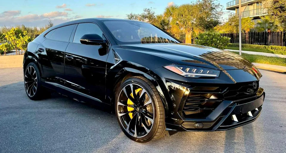 Lamborghini Urus Black — Miami car rental