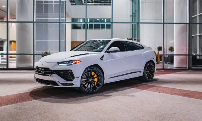 Lamborghini Urus White — Miami car rental