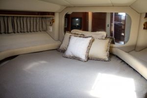 50-Sea-Ray-Yacht-Bed